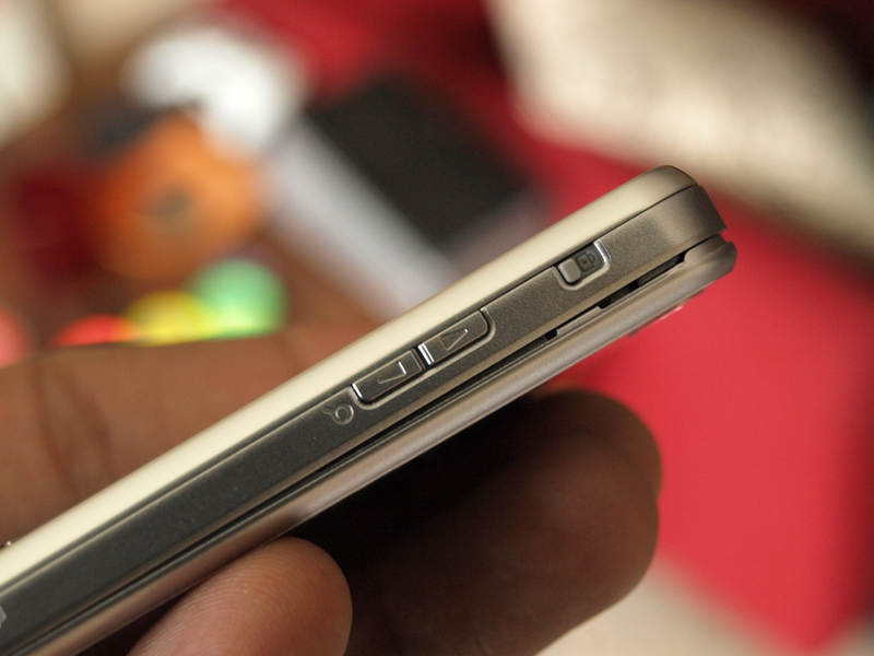 Illustration for article titled Lightning Review: Sony Ericsson W890i Walkman Phone (Great, No Nonsense Candybar Phone)